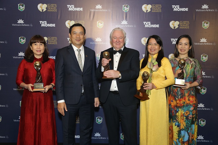 Tổng cục trưởng Tổng cục Du lịch Nguyễn Trùng Khánh và đại diện các Sở Du lịch đoạt giải thưởng chụp hình lưu niệm cùng Chủ tịch World Travel Awards (WTA) Graham Cooke